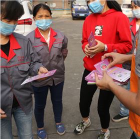志愿者分發(fā)消防安全手冊